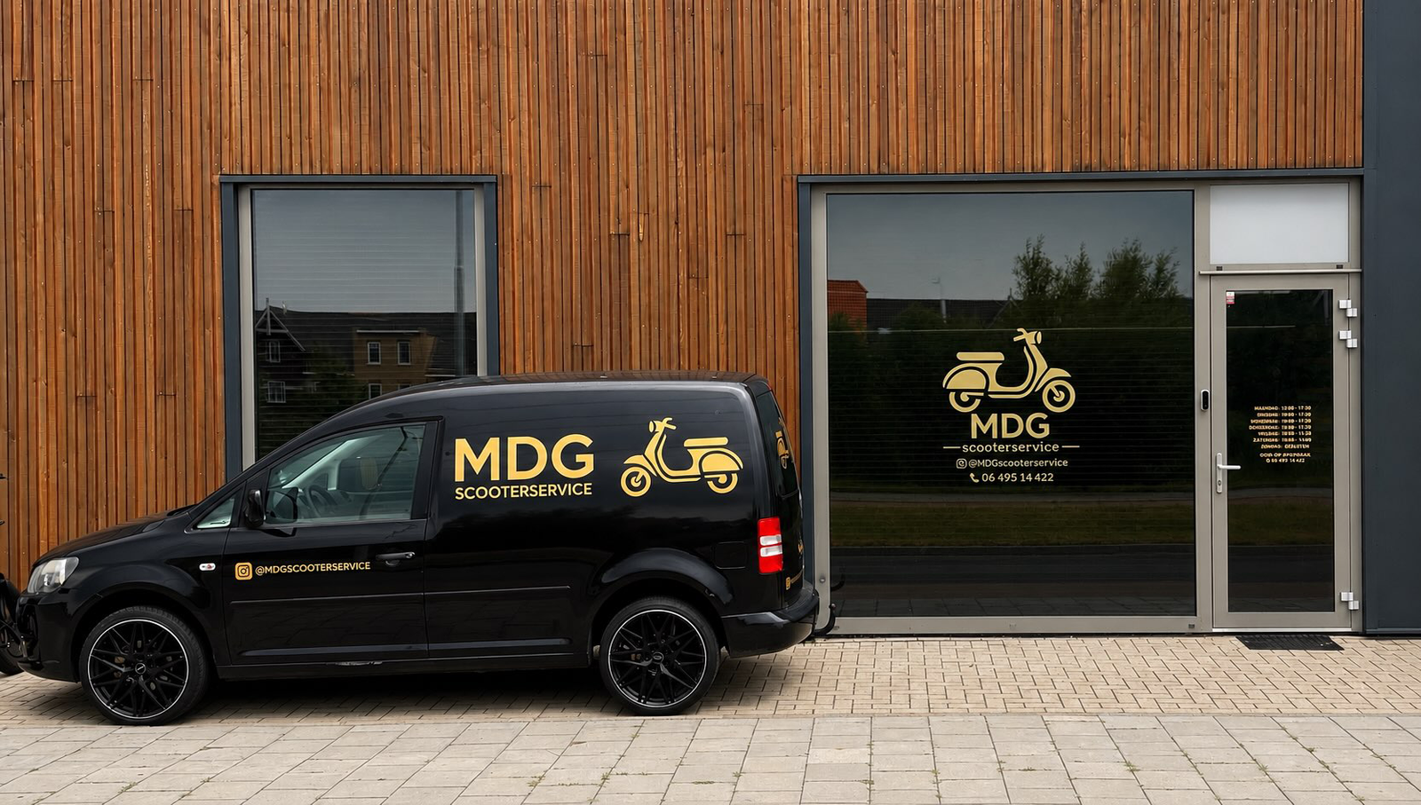 Het bedrijfspand van MDG Scooterservice met de bedrijfsbus