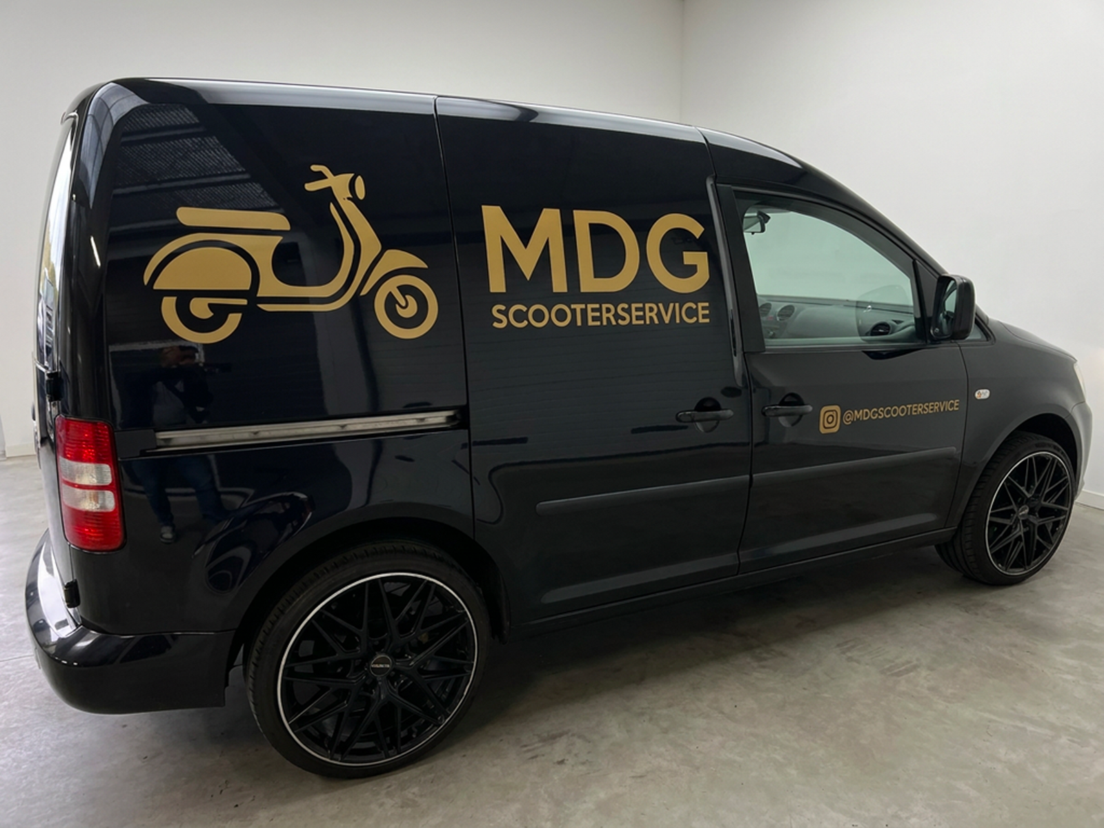 De bedrijfsbus van MDG Scooterservice